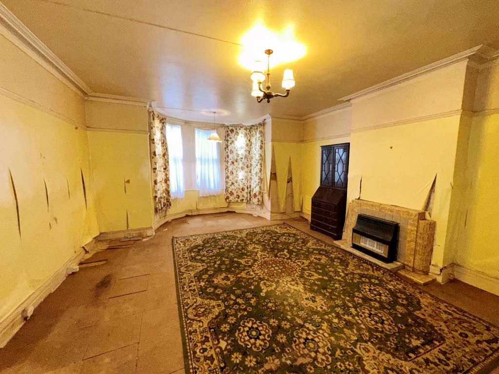 Lot: 16 - GARDEN FLAT FOR REPAIR AND REFURBISHMENT - Living Room with Bay Window